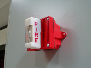 Ben Schumin, Creative Commons license https://commons.m.wikimedia.org/wiki/File:Fire_alarm_at_Staunton_Mall_(50866966311).png
